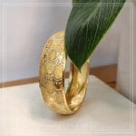بنگل طلا پرکار (مدل هنری با بافت شنی، خطوط سفید و الماس‌تراش) – وزن ۱۱.۹۵ گرم - تصویر 2