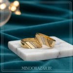 حلقه طلا مورب (مدل زاویه‌دار با خط سنگ سفید و سطح براق) – وزن ۷.۵۳ گرم - تصویر 3
